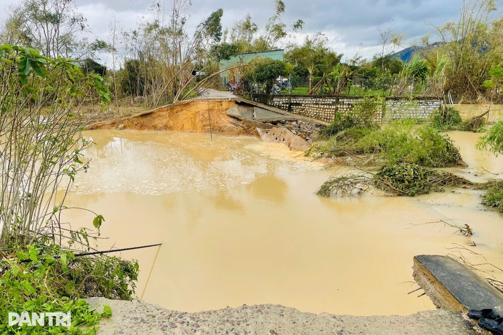 Bốn ngày chạy lũ trở về, người bảo vệ rơi nước mắt trước cảnh nhà đổ nát - 4