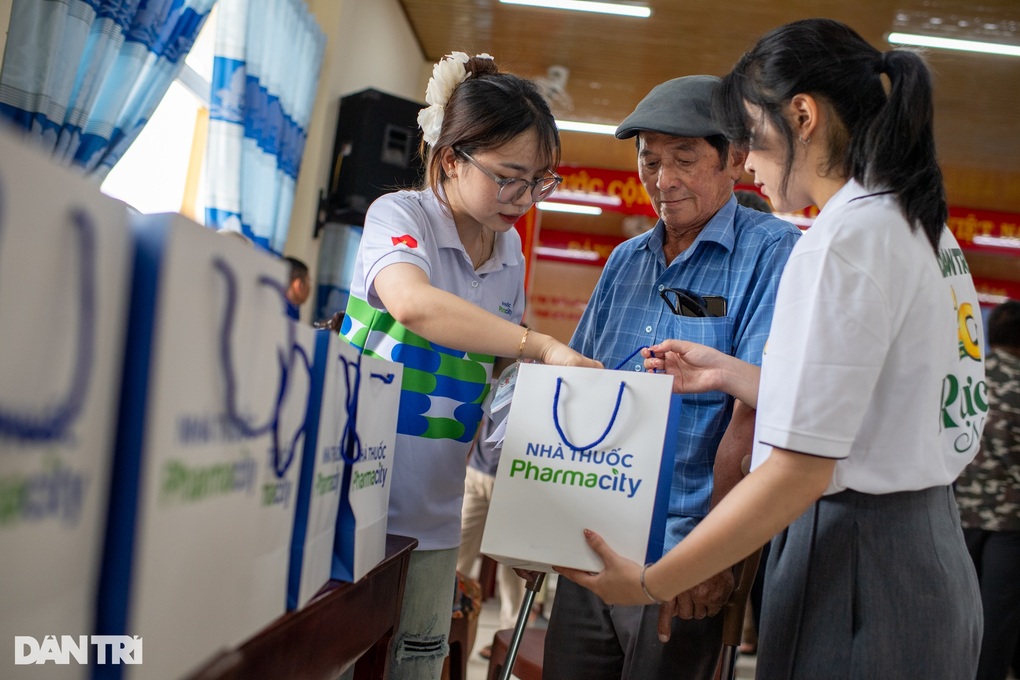 Kính cẩn nghiêng mình tri ân những người làm rạng rỡ Việt Nam - 7 Kính cẩn nghiêng mình tri ân những người làm rạng rỡ Việt Nam - 7