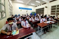 Học sinh háo hức đến sớm học buổi đầu tiên sau kỳ nghỉ dài vì Covid-19
