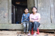 Bé gái mồ côi người Mông: "Cháu không được đi học, cũng không có nhà..."