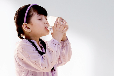 Uống nước có thể giúp cải thiện sức khỏe hệ tiêu hóa và bảo vệ dạ dày