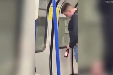 Hành khách thản nhiên tiểu tiện vào chai rỗng trên tàu