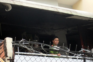 Hai thanh niên thoát nạn trong căn nhà phát hỏa