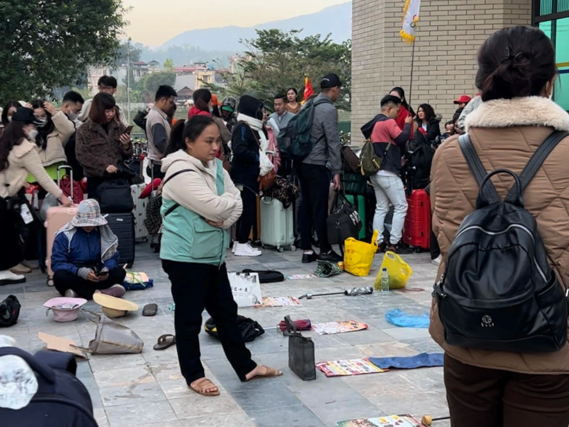 Moře lidí čekalo 5 hodin a v žabkách si rezervovalo místo u hraniční brány Lao Cai - 1 Biển người chờ đợi 5 tiếng, dùng... dép để giữ chỗ ở cửa khẩu Lào Cai - 1