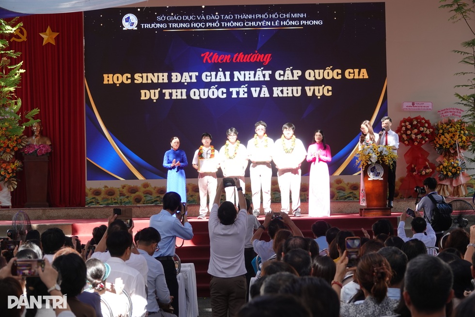 Học sinh cuối cấp rơi nước mắt ngày tổng kết, kể những đêm học đến 2h - 2