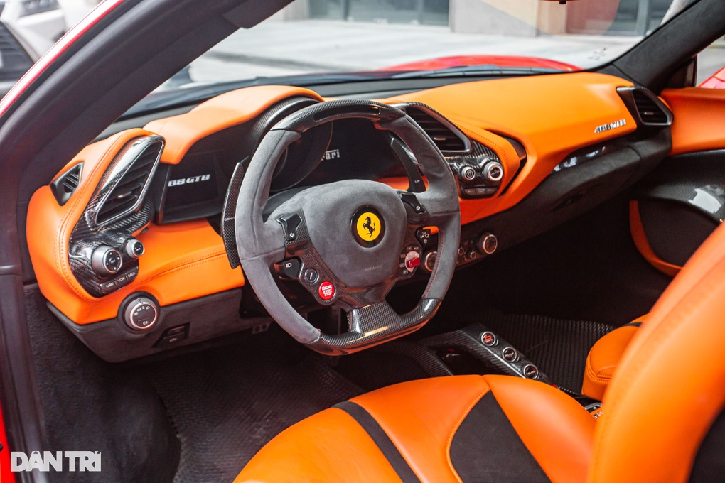 Ferrari 488 GTB từng vướng lùm xùm lăng mạ CSGT tiếp tục được rao bán - 10 Ferrari 488 GTB từng vướng lùm xùm lăng mạ CSGT tiếp tục được rao bán - 10