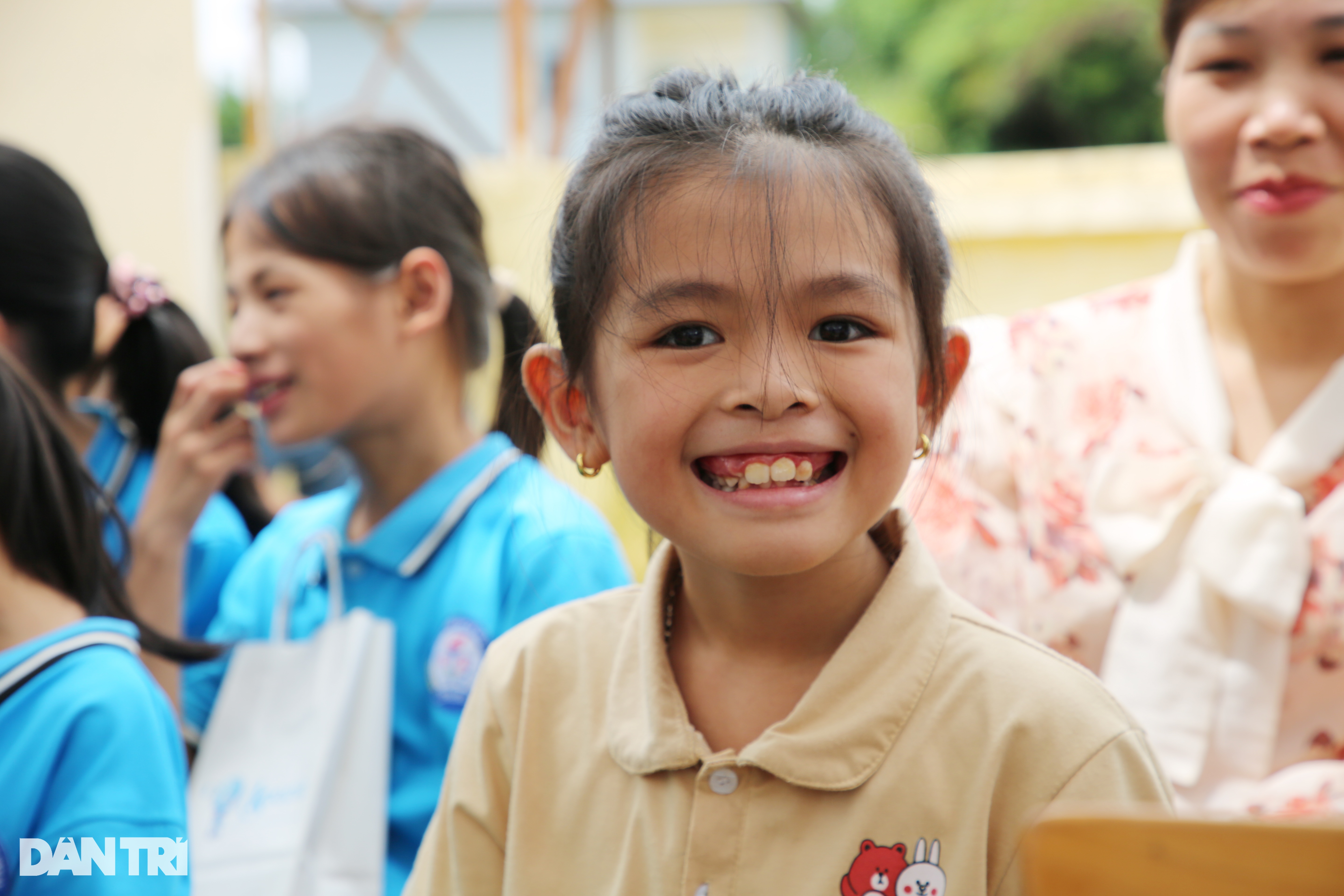 Em Hoàng Thanh Mai lớp 4D vui mừng gặp lại các bạn ở điểm trường thân yêu của mình. Nếu phòng học Dân trí chưa được triển khai thì Mai và các bạn học sinh lớp 4D sẽ là lứa học sinh thứ 18 phải học trong lớp học tạm bợ, trong điều kiện xuống cấp và thiếu thốn trầm trọng (Ảnh: Mạnh Mường).