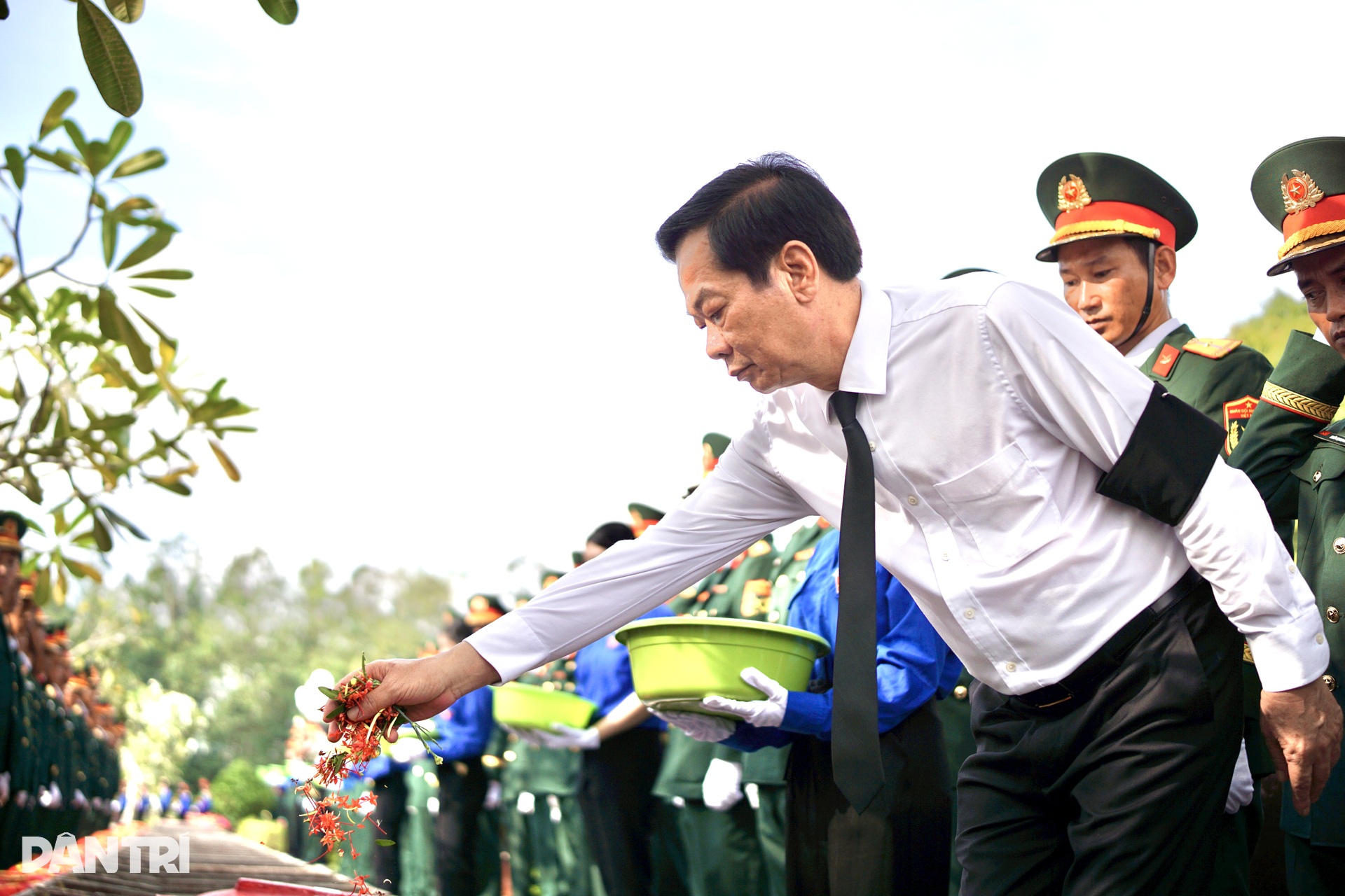Cần Thơ long trọng tổ chức Lễ truy điệu, an táng 120 hài cốt liệt sĩ - 9 Cần Thơ long trọng tổ chức Lễ truy điệu, an táng 120 hài cốt liệt sĩ - 9