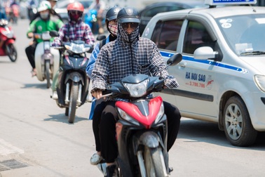 Muôn kiểu thời trang “ninja” chống nắng gắt 40 độ của người Hà Nội