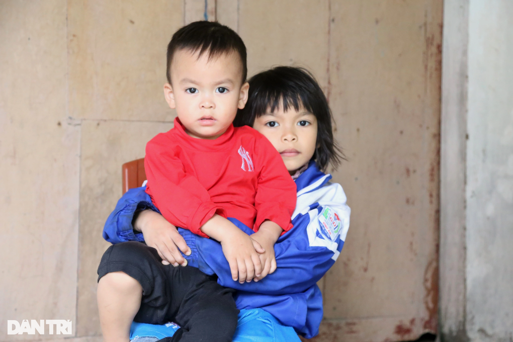Nhiều lúc bố mẹ đi viện, phải nấu cháo loãng cho các con ăn cả ngày - 4 Nhiều lúc bố mẹ đi viện, phải nấu cháo loãng cho các con ăn cả ngày - 4