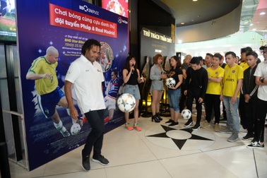 Cựu danh thủ Karembeu giao lưu với người hâm mộ Việt Nam suốt trận “Siêu kinh điển”