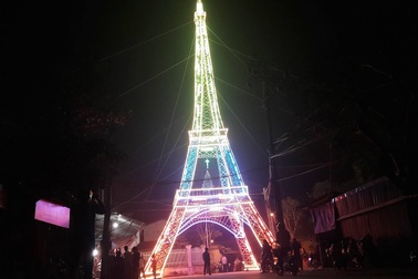 Giáo dân Xứ Nghệ làm “Tháp Eiffel” đón Giáng sinh độc nhất Việt Nam