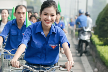 Hoa hậu Nguyễn Thanh Hà tham gia hoạt động bảo vệ môi trường tại quê nhà