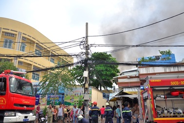 Cháy nhà trong hẻm, khu dân cư náo loạn