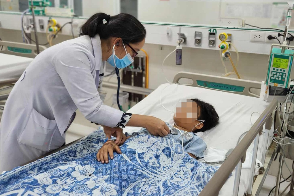 Tai nạn ở cao tốc, 41 người thương vong: Giây phút cứu bé trai kẹt dưới ghế - 1 Tai nạn ở cao tốc, 41 người thương vong: Giây phút cứu bé trai kẹt dưới ghế - 1