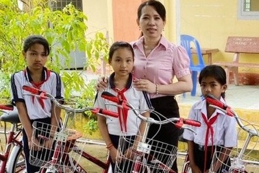 Cô giáo tiểu học "kết nối yêu thương" giúp người nghèo khó