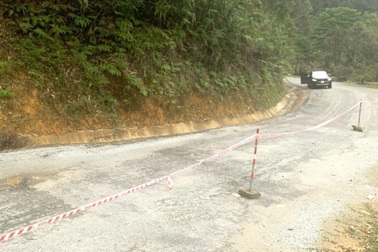 Đường độc đạo sụt lún, sạt lở, xã biên giới Đà Nẵng có nguy cơ bị cô lập