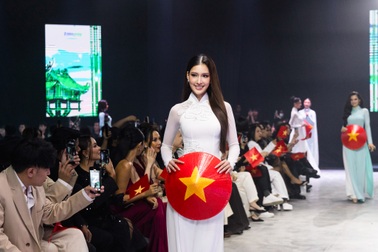 Dàn hoa hậu quốc tế hào hứng mặc áo dài, đội nón lá trình diễn thời trang