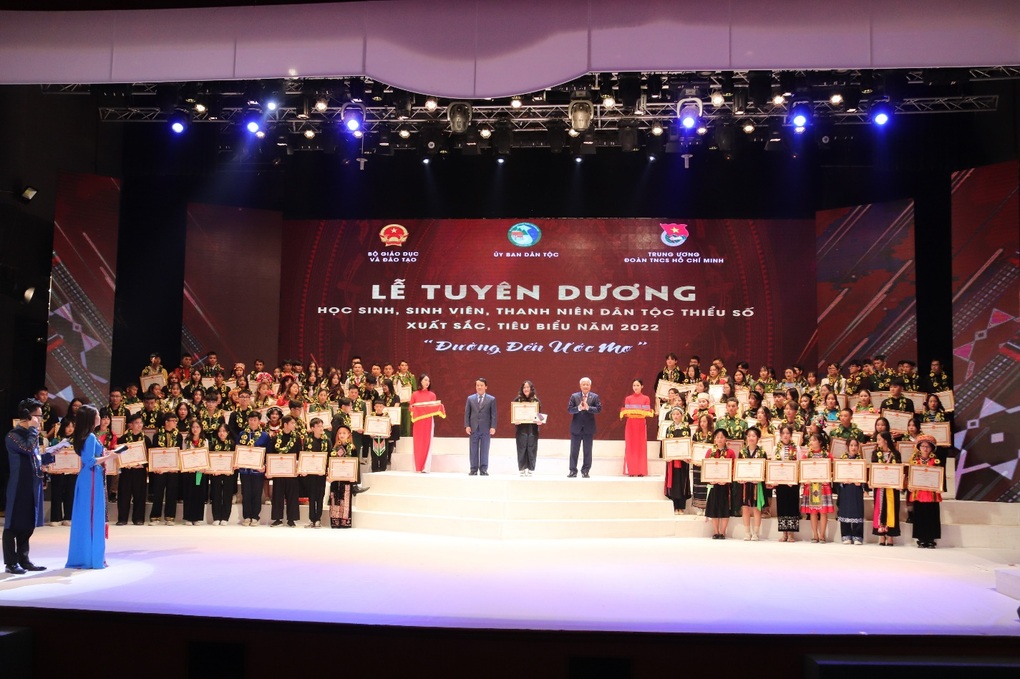 Tuyên dương 142 học sinh, sinh viên, thanh niên dân tộc thiểu số - 3 Tuyên dương 142 học sinh, sinh viên, thanh niên dân tộc thiểu số - 3