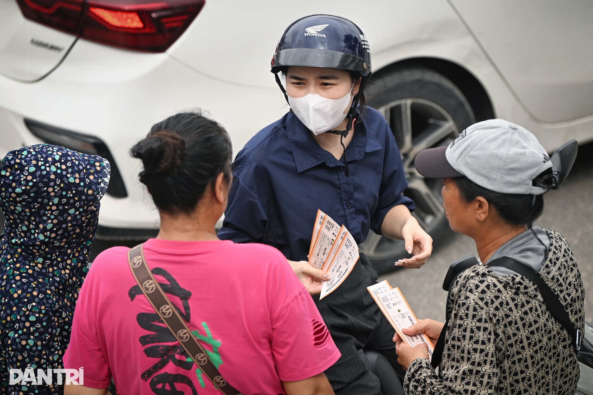 CĐV chen chân, xếp hàng từ 4h sáng chờ mua vé trận Việt Nam - Malaysia - 13