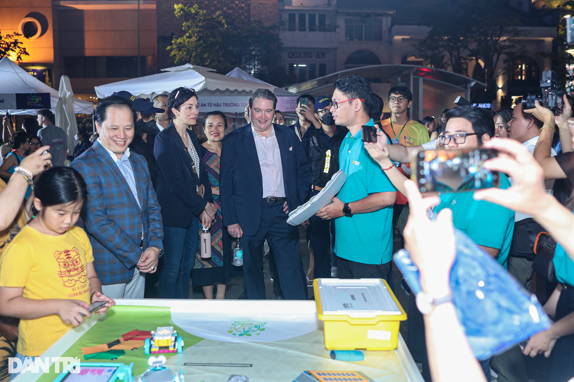 Người dân TPHCM cuồng nhiệt với Lễ hội âm nhạc BridgeFest 2023 - 4 Người dân TPHCM cuồng nhiệt với Lễ hội âm nhạc BridgeFest 2023 - 4