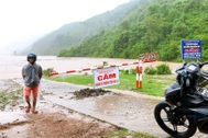 Vượt qua cầu tràn thăm người thân, nam thanh niên bị nước lũ cuốn trôi