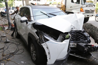 Hiện trường vụ nữ tài xế lái ô tô tông liên hoàn 10 xe máy trên phố Hà Nội