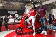 Vespa 946 Red có giá bán 405 triệu đồng