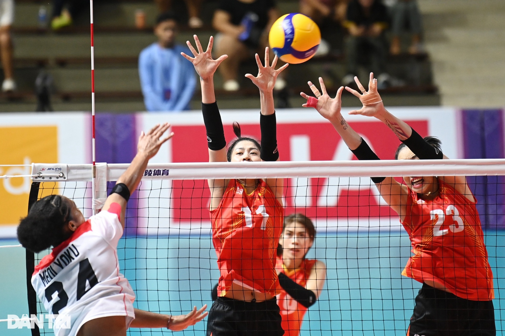 5 hiệp đấu nghẹt thở đưa Việt Nam vào chung kết bóng chuyền nữ SEA Games - 3 5 hiệp đấu nghẹt thở đưa Việt Nam vào chung kết bóng chuyền nữ SEA Games - 3