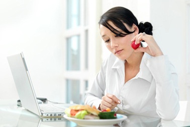 Xu hướng “ăn, uống, nhai” nơi công sở