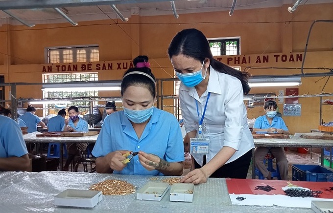 Cán bộ Cơ sở Cai nghiện ma túy số 2 Hà Nội đang hướng dẫn học viên học nghề (Ảnh minh họa)