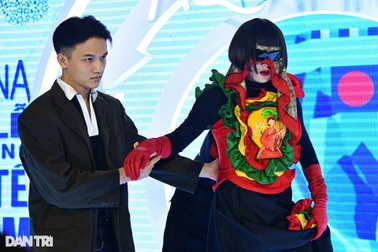 TikToker trùm khăn kín mặt, phải có người dìu đi tại Tuần lễ Thời trang