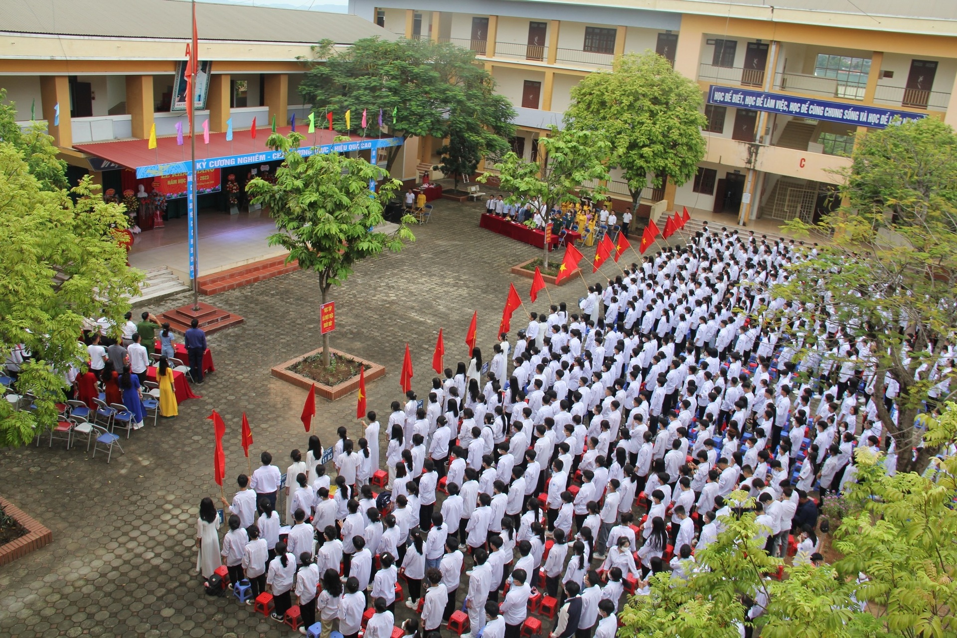 Ngôi trường đặc biệt, mỗi học sinh yếu kém được một thầy cô nhận đỡ đầu - 8 Ngôi trường đặc biệt, mỗi học sinh yếu kém được một thầy cô nhận đỡ đầu - 8