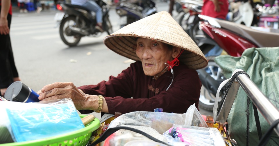 Hà Nội: Sống tròn một thế kỷ, cụ bà vẫn mưu sinh dưới nắng nóng 35 độ C - 7 Hà Nội: Sống tròn một thế kỷ, cụ bà vẫn mưu sinh dưới nắng nóng 35 độ C - 7