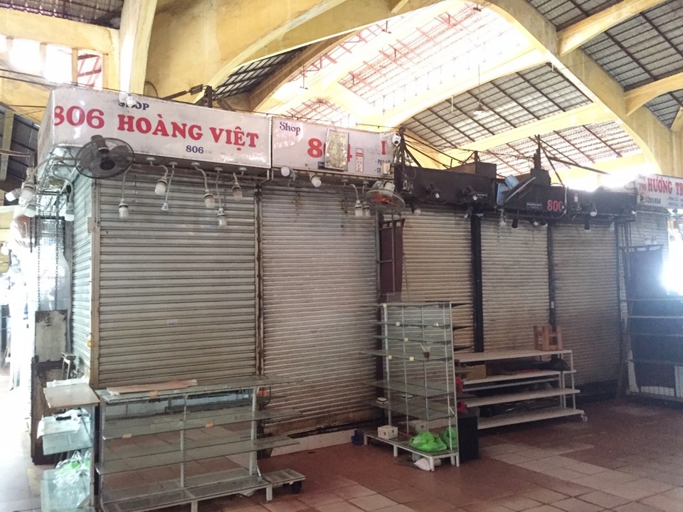 Hàng loạt quầy, sạp tại chợ Bến Thành vẫn “cửa đóng, then cài” vì ế khách - 11 Hàng loạt quầy, sạp tại chợ Bến Thành vẫn “cửa đóng, then cài” vì ế khách - 11