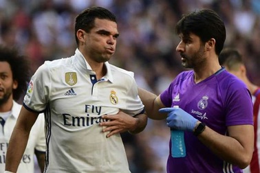 Pepe gãy xương sườn, Real “méo mặt” trước đại chiến với Bayern