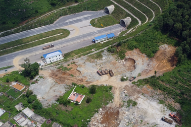 Vụ xe tải "xé rào" cao tốc: Lộ nhóm người khai thác đất trái phép