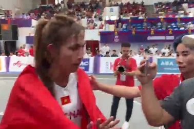 Cảm xúc vỡ òa của tuyển thủ Việt Nam sau tấm HCV bóng rổ