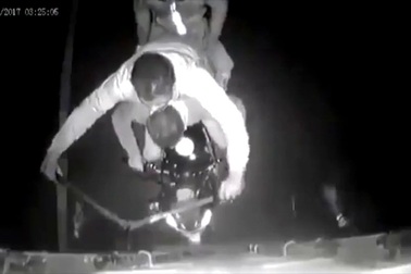 Liều lĩnh phi xe máy đuổi theo công-ten-nơ, băng siêu trộm lĩnh đòn