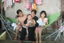 Mẹ già 80 tuổi cơ cực nuôi 3 cháu nhỏ mồ côi