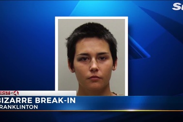 Bà mẹ nửa đêm thức giấc, sốc nặng thấy người lạ đột nhập đang tắm cho con mình