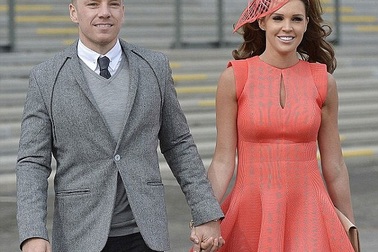 Cựu hoa hậu Anh “đuổi” người chồng lăng nhăng ra khỏi nhà 