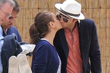 Bắt gặp Ashton Kutcher hôn Mila Kunis 