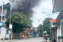 Ba cửa hàng ở Cao Bằng bốc cháy ngùn ngụt