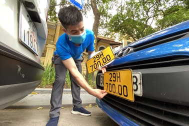 Hôm nay, 88 taxi, grab car đầu tiên đổi biển số xe màu vàng