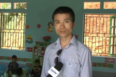 Nhà báo Phạm Tuấn Anh, Phó Tổng Biên tập báo Dân trí chia sẻ niềm vui trong ngày khánh thành phòng học Dân trí tại điểm trường Na Quang