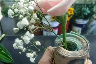 Cả đêm không ngủ, đòi chồng bằng được quà 20/10