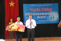 Đạt giải Ba cuộc thi Intel ISEF 2017, nam sinh “cánh tay robot” được vinh danh tại quê nhà