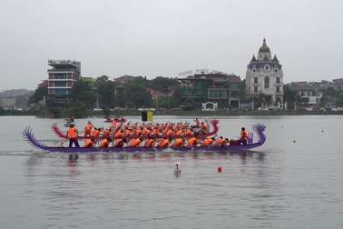 Hàng vạn người đổ về hồ Văn Lang xem đua thuyền rồng ở Phú Thọ