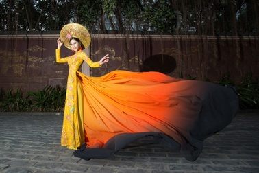 Á hậu Lục Bảo Quyên đẹp kiêu sa trong áo dài ‘Hoàng bào’ của NTK Tuấn Hải